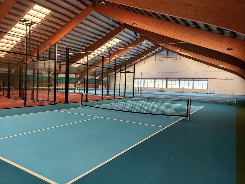 Tennis, pickleball, padle, badminton et touchtennis, il y en a pour tous les goûts dans la nouvelle halle. 