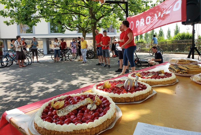 Des gâteaux pour les 30 ans de Pro Vélo Neuchâtel. (Photo: Pro Vélo Neuchâtel)