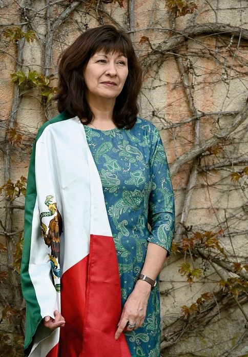Lors de sa halte jurassienne, l'exposition propose également le portrait d'Ana Laura, migrante d’origine mexicaine qui vit à Courrendlin. C'est par amour qu'elle a quitté son pays pour venir s'installer en Suisse. (Photo : Sarah Carp)