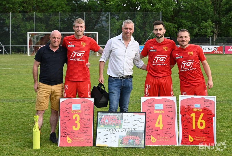 Steve Langel (au centre) a été honoré samedi à Tavannes par le président du FC Tavannes/Tramelan Loïc Chatelain (à gauche), tout comme les joueurs (de gauche à droite) Loïc Dubois, Sergio Cunha et Steven Habegger (photo : Georges Henz).