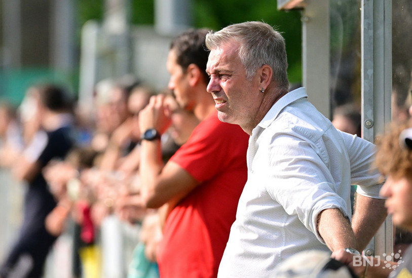 Steve Langel sur le banc du FC Tavannes/Tramelan, l'image va entrer dans les archives du club (photo : Georges Henz).
