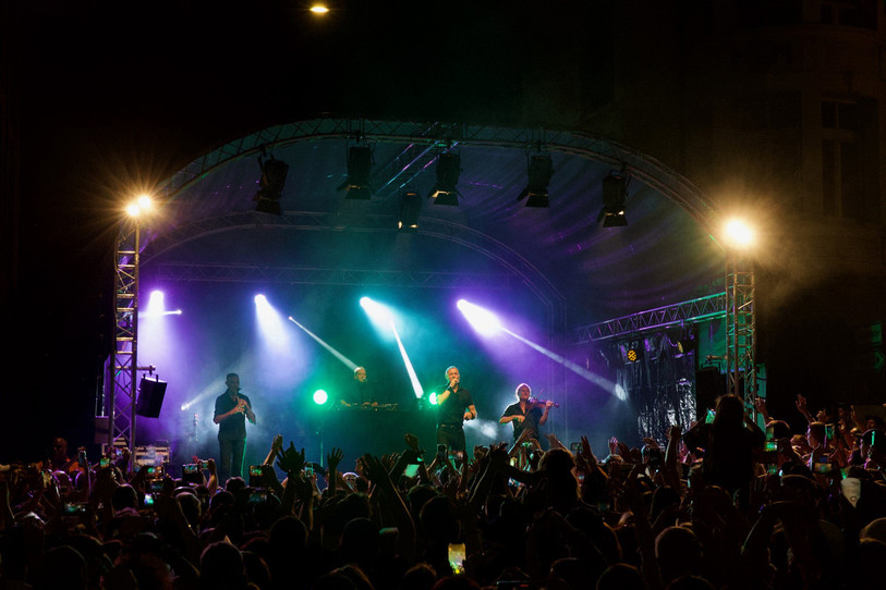 Le mythique groupe breton Manau a fait danser et chanter environ 3'500 personnes samedi soir. (Photo: Bist/Roland J. Keller)