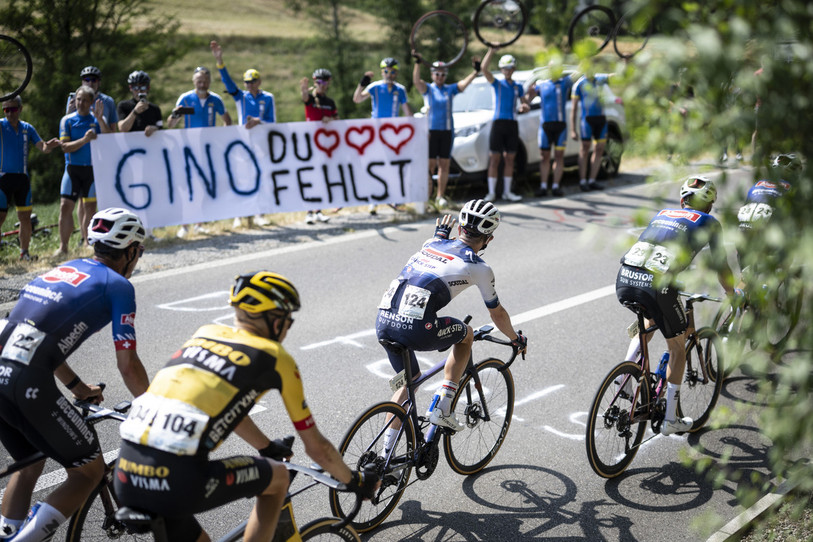 Les coureurs et le public du Tour de Suisse ont rendu de nombreux hommages à Gino Mäder samedi (photo : KEYSTONE/Gian Ehrenzeller).