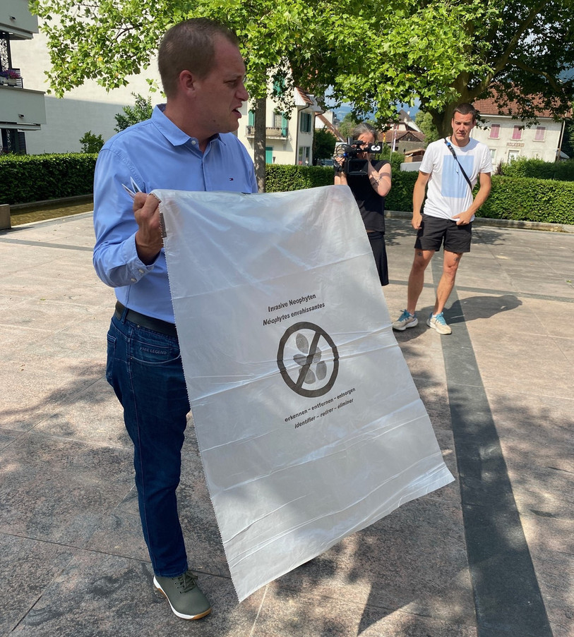 Un exemplaire des sacs qui seront distribués par Bienne et une dizaine d'autres communes du Seeland. (Photo : Canal 3).