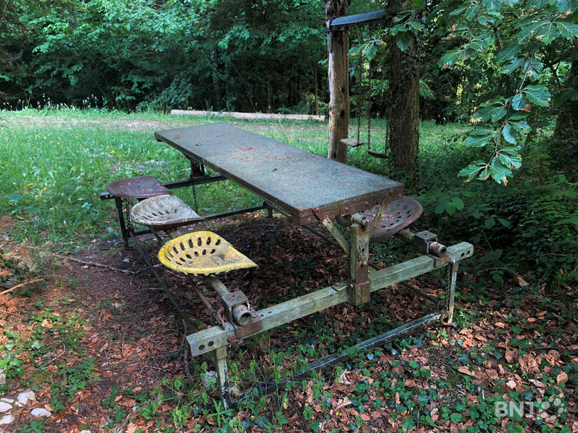 La place de pique-nique située à côté du réservoir du Caron est l'oeuvre de l'ancien maréchal-ferrant d'Epauvillers, Paul Beuchat.