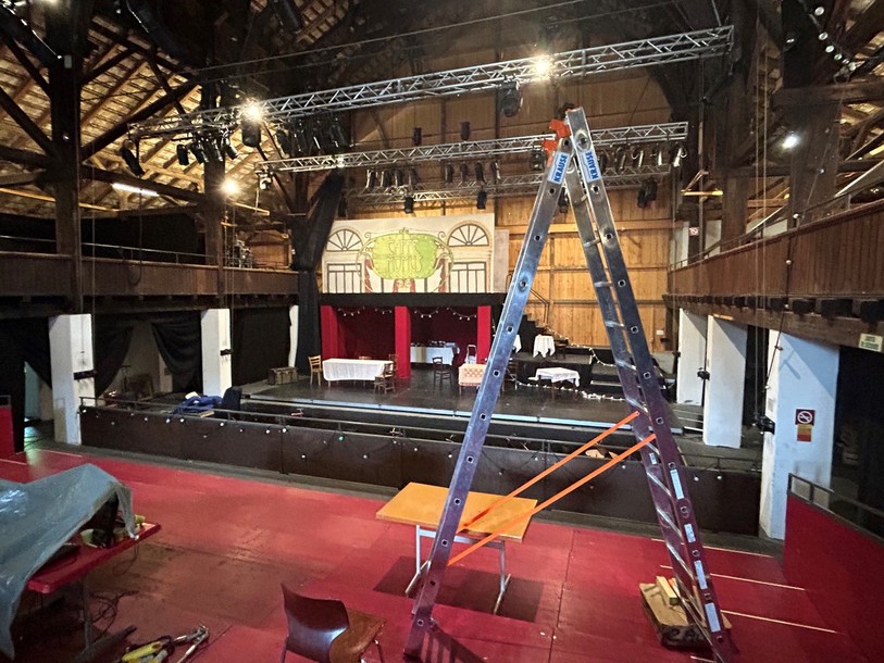 L'ancien Stand de Moutier se prépare pour accueillir La Bohème.