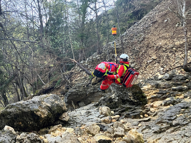 Les médecins urgentistes de la Rega doivent être capables d'intervenir dans des lieux parfois très instables comme en région montagneuse. (Photo : Rega)