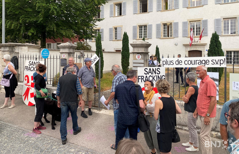 Les opposants au projet de géothermie profonde en Haute-Sorne ont mené une action devant le Parlement jurassien mercredi matin.