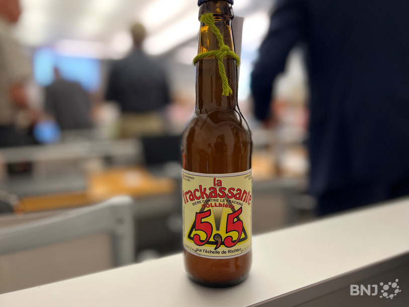 Les députés ont reçu une bière des opposants au projet de géothermie profonde.