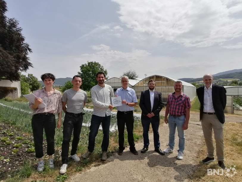 Les différents acteurs du CEDD sont fiers d'officialiser le centre d'excellence et de compétence. De gauche à droite : Louisia Malatesta (doctorante), Luca Piccin (chercheur postdoc), Jérémie Forney (co-directeur du CEDD et professeur à l’UniNE), Olivier Girardin (co-directeur du CEDD et directeur de la FRI), Christian Tschanz (président de la FRI), Nicolas Pape (président d’AgriJura) et Kilian Stoffel (recteur de l’UniNE).