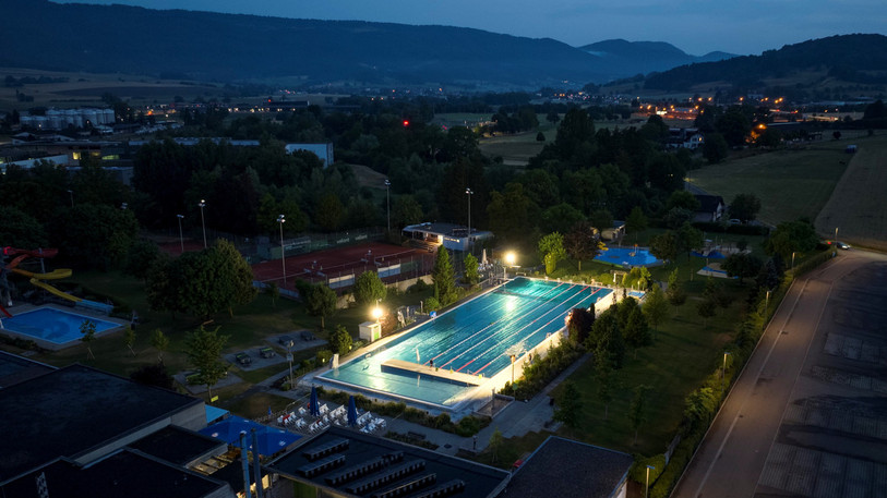 La piscine de La Blancherie, équipée de lampadaires pour l’occasion, accueillera les triathlètes de nuit (photo : Yannick Barthe).