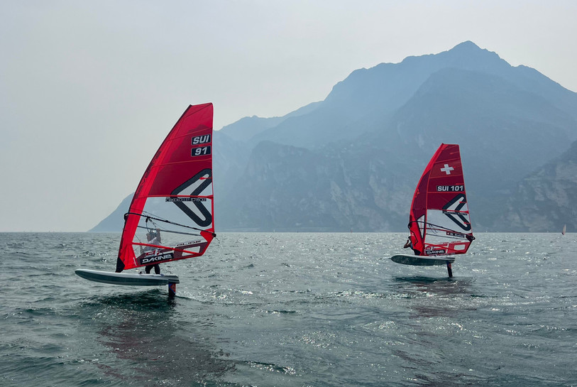 Loïc Huguenin et Noam Kobel au lac de Garde en Italie. (Photo: Neuchâtel Funboard Team)