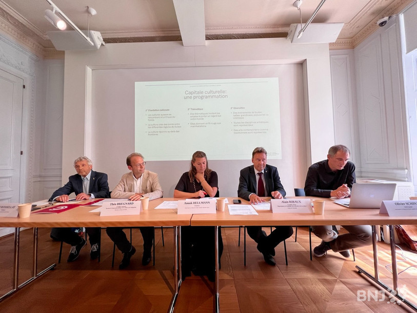 Daniel Rossellat, président de l'association Capitale culturelle suisse, Théo Bregnard, conseiller communal en charge de la culture, Anouk Hellmann, présidente de l'association La Chaux-de-Fonds Capitale culturelle suisse, Alain Ribaux, conseiller d'État en charge de la culture et Olivier Schinz, chargé de projet pour La Chaux-de-Fonds Capitale culturelle suisse. (de gauche à droite). 