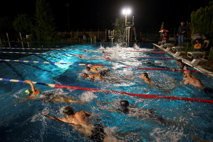 La piscine de La Blancherie avait été éclairée pour l'occasion (photo : Yannick Barthe).
