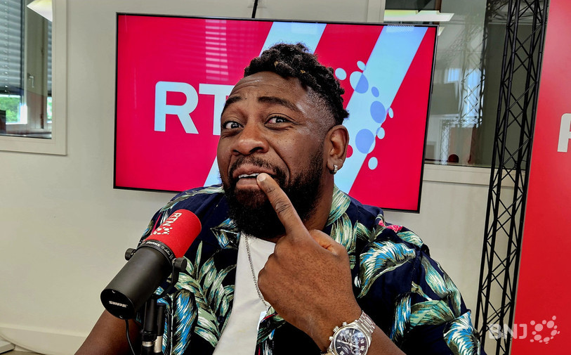 Les belles dents blanches de Christian Mukuna, après son passage chez le dentiste.