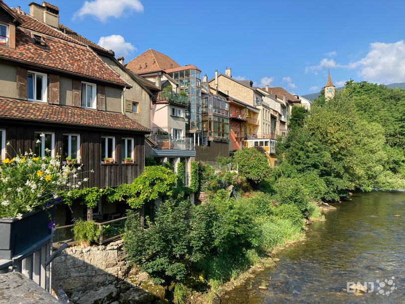 Ces habitations et la tour Marfaux, en arrière-fond, sont construites sur un terrain instable, propice aux glissements de terrain. 