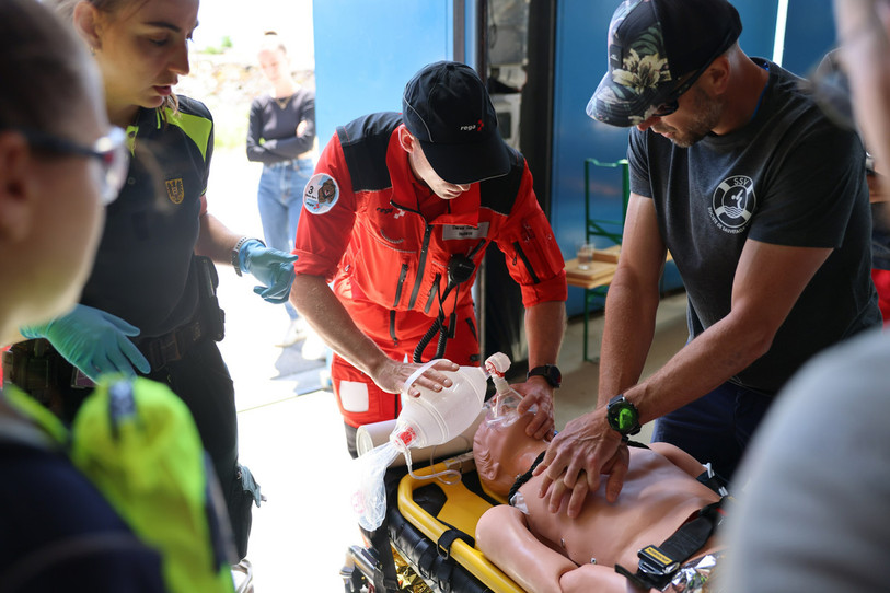 Une soixantaine de secouristes, deux ambulances, cinq bateaux et un hélicoptère étaient engagés samedi dans l'exercice. (Photo : Rega)