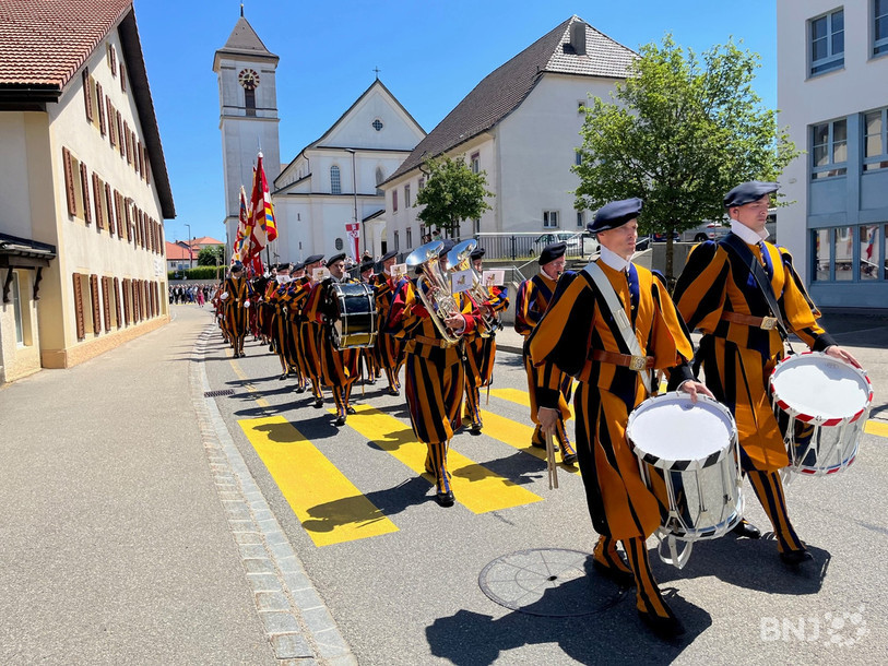 Le cortège des anciens gardes suisses pontificaux a sillonné les rues de Saignelégier ce dimanche.