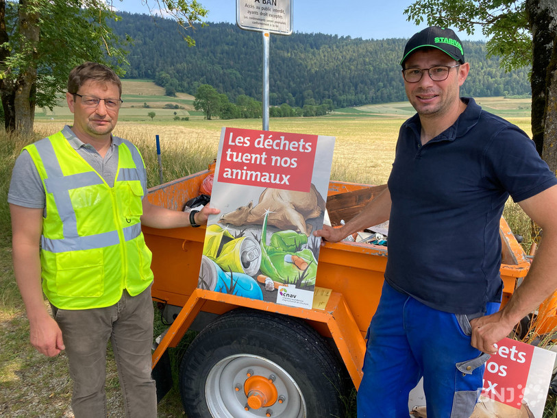 De gauche à droite: Dominique Flückiger, chef de l'Office de l'entretien, et Thierry Haussener, agriculteur à Dombresson. La remorque derrière eux contient les déchets récoltés en six semaines sur 20 km, entre les Bugnenets et Valangin.