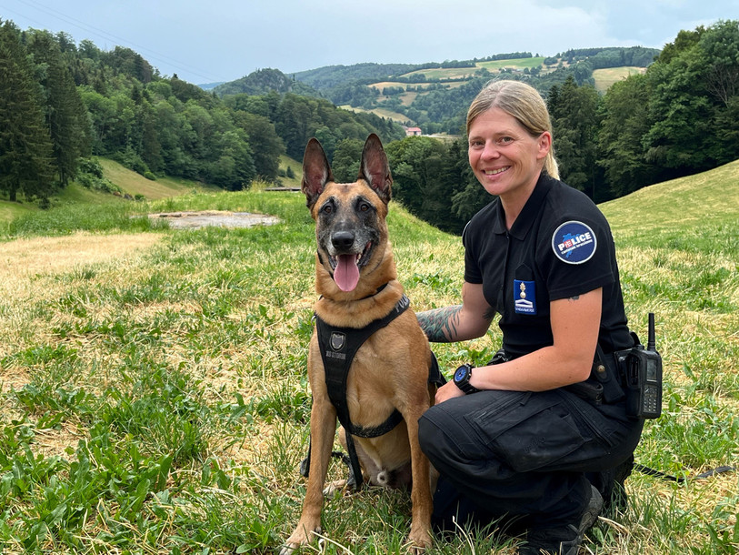 Bayron des Nombrieux et sa conductrice, la caporale-cheffe Patricia Freudenberger. (Photo : Police cantonale jurassienne)
