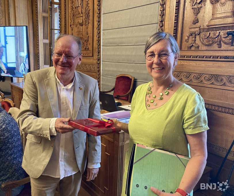 Christophe Schwarb a cédé son siège de président à Johanna Lott Fischer lundi soir au Conseil général de Neuchâtel.