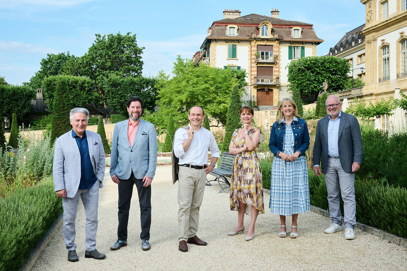 Le Conseil communal a dévoilé sa nouvelle photo officielle, prise dans le jardin de l’Hôtel DuPeyrou. De gauche à droite : Thomas Facchinetti, Didier Boillat, vice-président, Mauro Moruzzi, président, Violaine Blétry-de Montmollin, Nicole Baur et Daniel Veuve, chancelier. (Photo : David Marchon, Bernard Python, Lucas Vuitel)