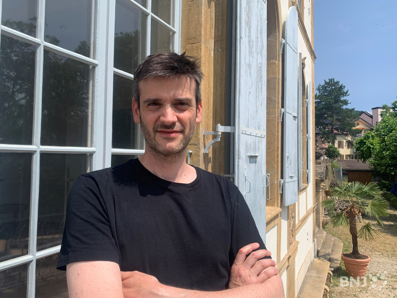 Pierre-Yves Walder, directeur du NIFFF devant la Villa qui accueille plusieurs expériences immersives.