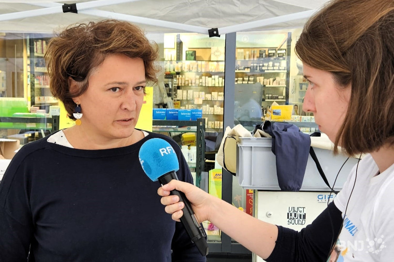 Mélanie Oriet au micro de RFJ à l'heure de se pencher sur les défis de l'été pour l'Office jurassien de l'environnement.
