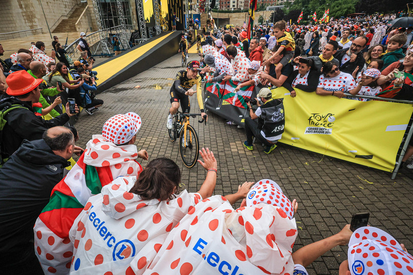 Le Danois Jonas Vingegaard a pris un bon bain de foule jeudi à Bilbao lors de la présentation des équipes (photo : Keystone/EPA/Christophe Petit Tesson).