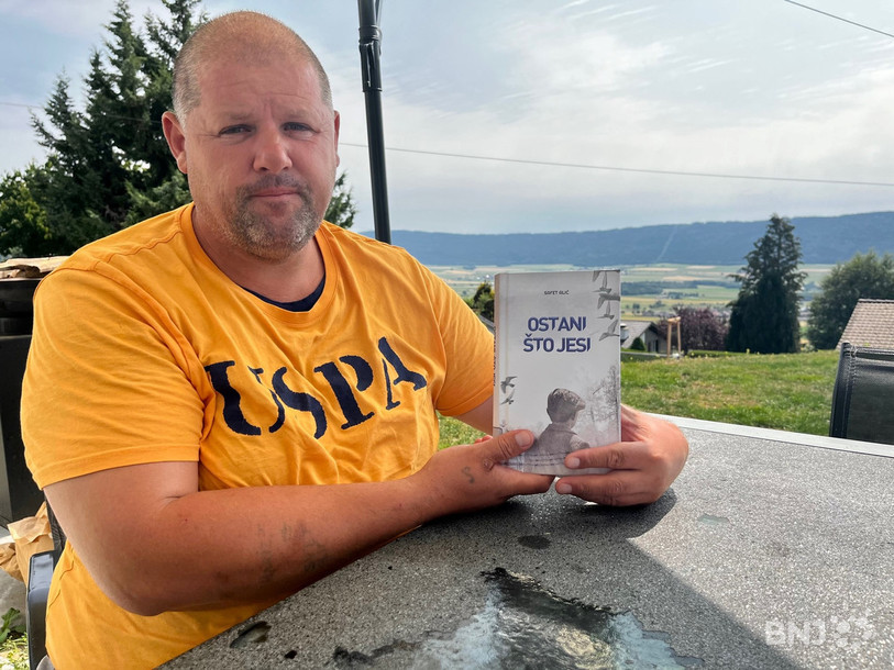 Safet Alic, avec son livre prochainement traduit en français.