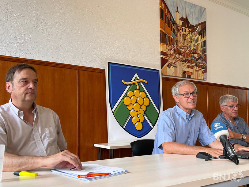 De gauche à droite: Olivier Félix, Philippe DuPasquier et Jean-Michel Buschini, membres du comité de pilotage de la fusion devant le blason de Basse-Areuse.