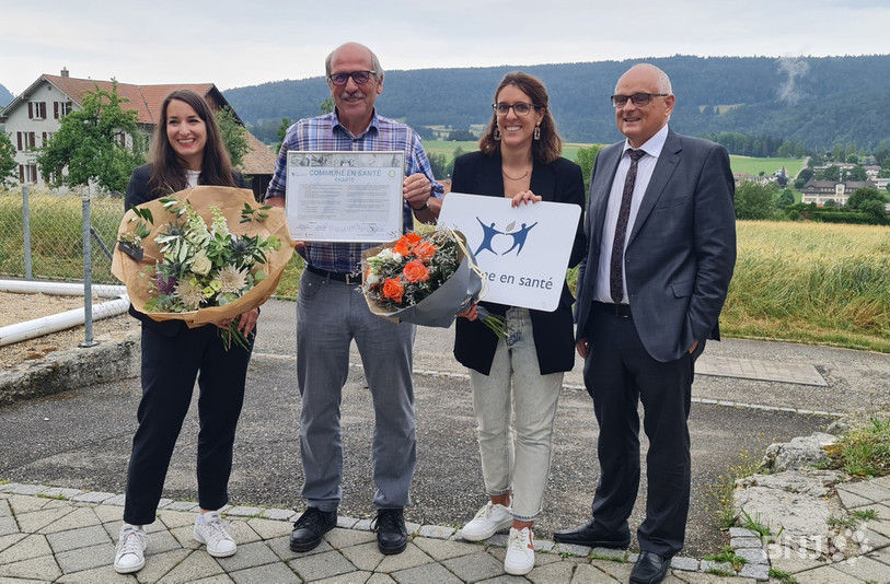 Tania Schindelholz de la Fondation O2, Daniel Buchser et Nancy Jost, de la commune de Reconvilier, et Pierre Alain Schnegg, directeur de la santé du canton de Berne.