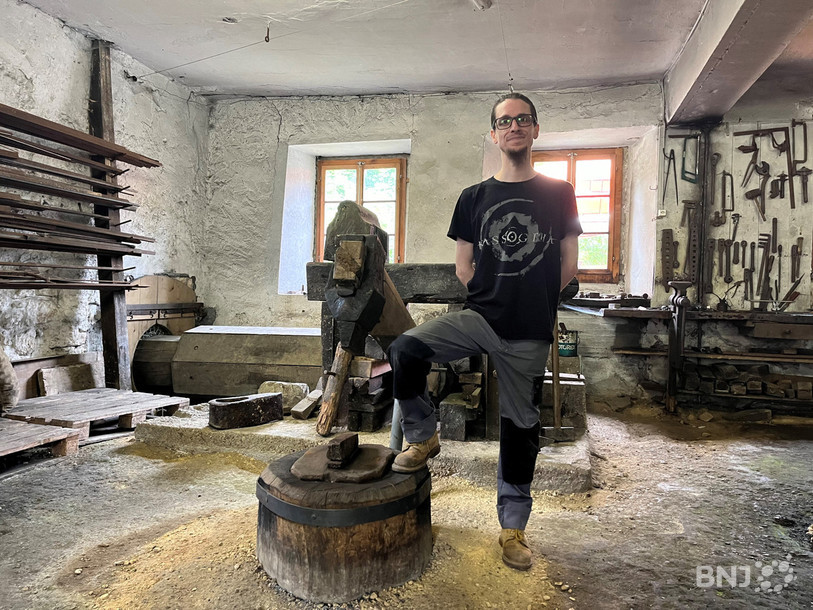 Le président du Martinet de Corcelles, Julien Debaz,
pose devant le fameux outil utilisé à partir de la fin du 18e siècle.