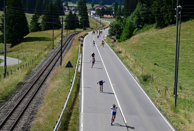 C'est comme à l'accoutumé le roller qui a ouvert le bal de Jura Défi. (Photo: Georges Henz)