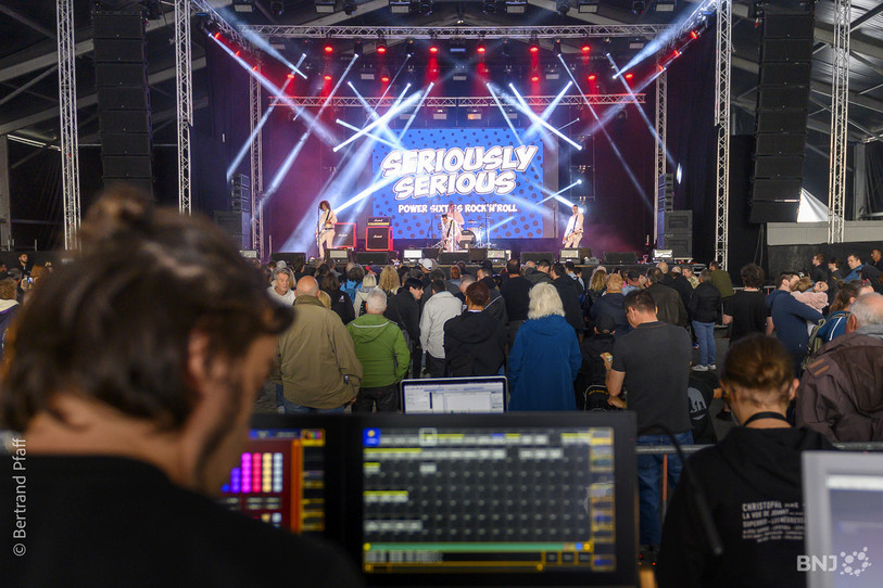 Le public a apprécié le déménagement de la grande scène à la place Bournot. C'est le groupe neuchâtelois Seriously Serious qui a inauguré vendredi soir la nouvelle installation. (Photo : Archives - Bertrand Pfaff)