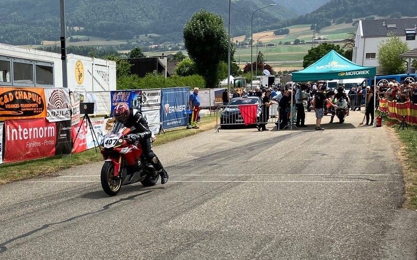 Les grosses cylindrées, ici Uwe Rademacher sur son bolide, ont enchaîné les montées entre Boécourt et La Caquerelle ce week-end.
