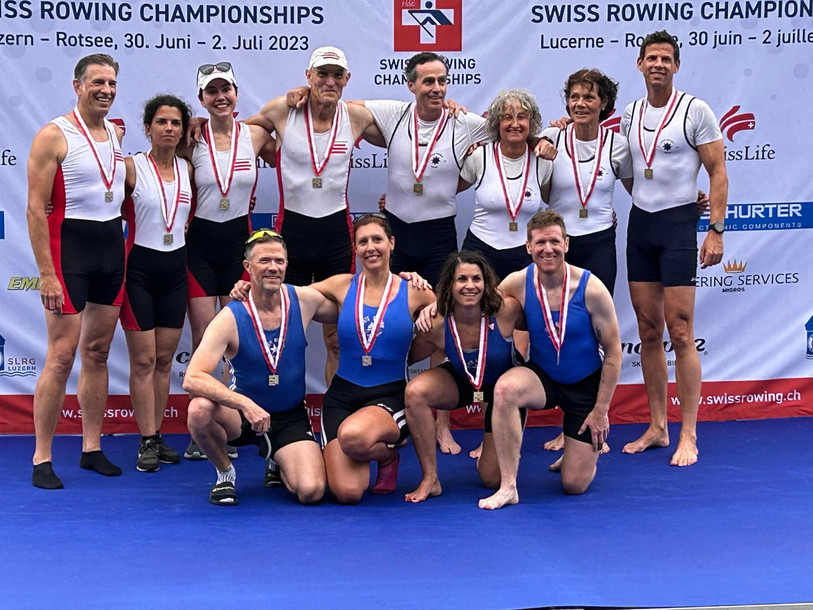L'équipe mixte de la Société nautique de Neuchâtel avec l'or autour du cou. Au centre en tenue bleue: A. Voisin, D. Reffey, S. Bernard, B.Heintzmann. (photo : SNN).
