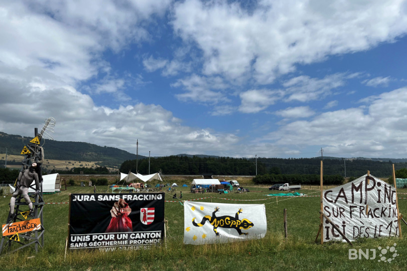 Les opposants au projet de géothermie profonde à Haute-Sorne ont posé leurs tentes à côté du site du futur forage.