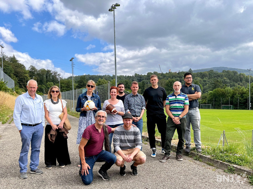 Les représentants de la Ville de Neuchâtel, les présidents des clubs sportifs et les nouveaux tenanciers de la buvette peuvent avoir le sourire au Chanet.