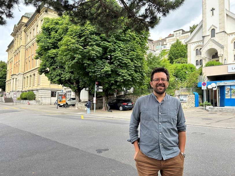 Le vice-chancelier de Bienne Julien Steiner devant l'ancien Technicum et la première usine Rolex.