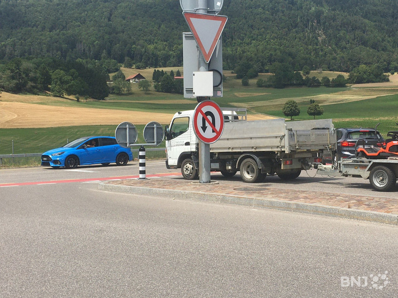 Un panneau « interdiction de faire demi-tour » a été installé à la jonction de l'A16 de Glovelier notamment.