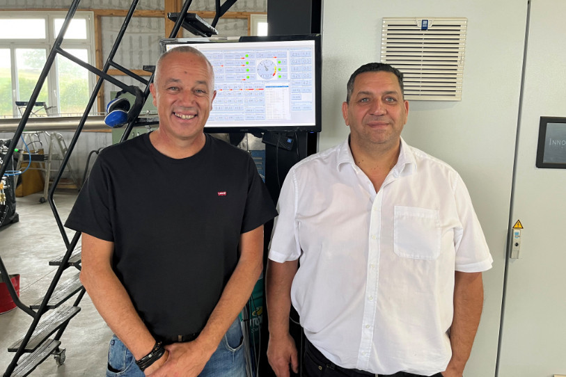 Claude Etique (à gauche) et Samuel Moussa de la société HVO à Bure posent devant leur machine capable de recycler le plastique en carburant.