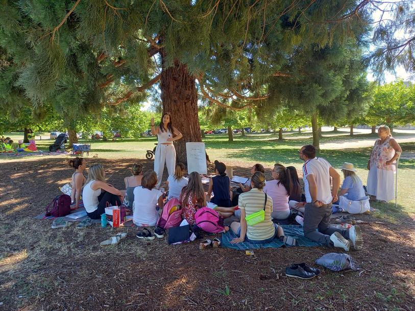 Les cours de français se tiennent dans un environnement peu habituel, celui des parcs des Jeunes-Rives et du Bois du Petit-Château (photo : OSEO Neuchâtel).