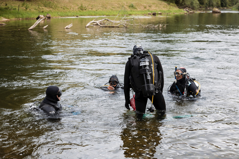 Une opération de recherche des derniers spécimens d'apron est menée en juillet et en août dans le Doubs. (Photo : Guillaume Perret)