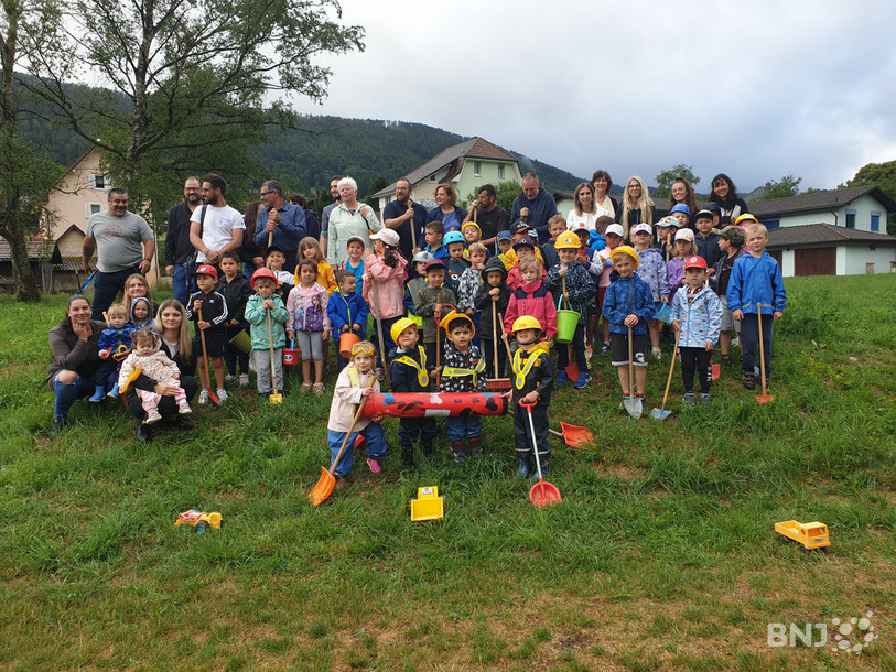 Les enfants de l’école à journée continue, de l’école enfantine et de la crèche ont symboliquement pris part au premier coup de pioche de la Maison de l’enfance à Sonceboz.