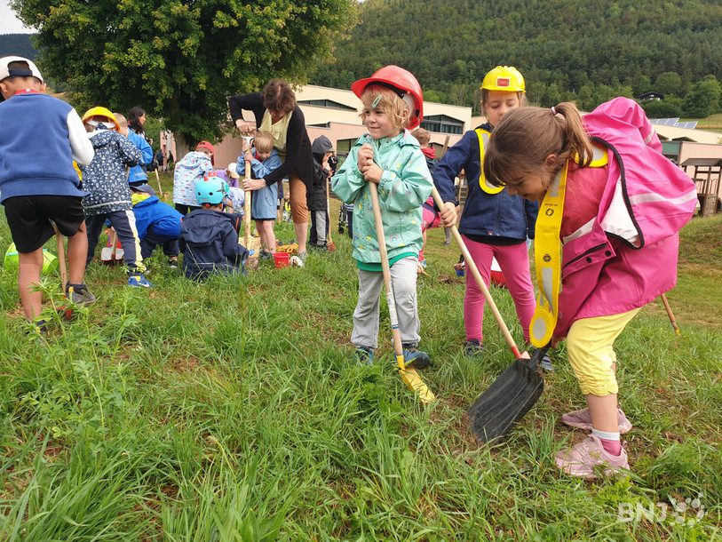 Les petits ont participé à la réalisation d’une capsule temporelle qui sera enfouie sous terre sur le site de la future Maison de l’enfance.