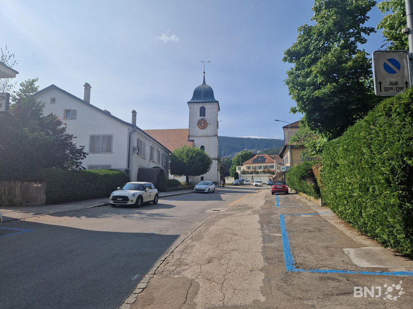 Une quinzaine de places de stationnement pourrait disparaitre de la Grand'Rue à Couvet lors de son réaménagement.