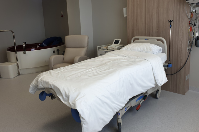 Parmi les nouveautés, la maternité de St-Imier dispose de trois salles d’accouchement,
dont deux équipées d’une baignoire. Une d’elles peut être transformée en salle
d’opération d’urgence lorsque les blocs opératoires sont tous occupés.