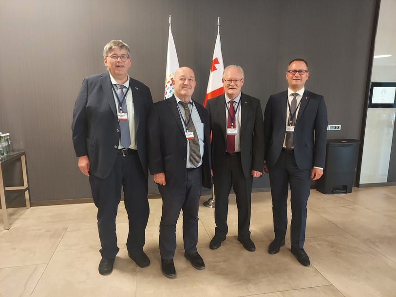 (De gauche à droite) : Pierre Chételat, Alain Schweingruber, Pierre-André Comte et Fabien Kohler ont voyagé en Géorgie à l’occasion de la réunion du bureau de l’Assemblée parlementaire de la francophonie. (Photo : Parlement jurassien).