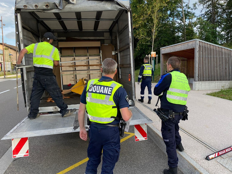Les douaniers suisses et français ont procédé au contrôle de centaines de véhicules mercredi. (Photo : Douanes françaises)